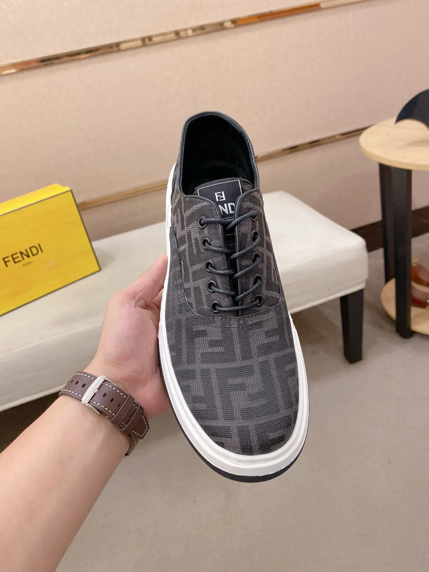 Men's shoes 💰 420💰 (FENDI) New high-top 👊🏻 upper 🇮🇹 imported cowhide fabric 🇩🇪 lining imported sheepskin lining. The original outsole is molded to highlight the identity of every man, and the upper foot is stable and stable🚶🏻🚶🏻The high-end custom counters reproduce the original version📯No matter the wind or rain, the shoe last remains unchanged and can withstand the verification of time🔍️,🔵 Size: 38-44 (45 is custom-made and cannot be returned or exchanged